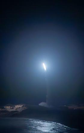 MRBM TARGET: An advanced medium range ballistic missile target is launched from the Pacific Missile Range Facility, Kauai, Hawaii, as part of the U.S. 导弹防御局的飞行测试宙斯盾武器系统-32 (FTM-32), held on March 28, 2024年与美国合作举办.S. Navy. (courtesy photo/released)